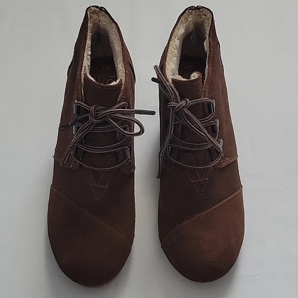 Toms elegant dark